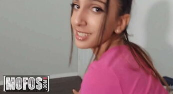 Üvey babası Angelica’nın kıçını kökleyip üstüne boşalıyor